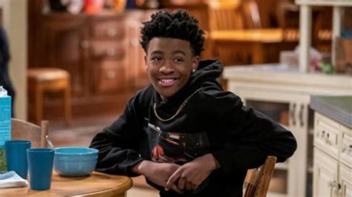 How old is the Kelvin actor in The Upshaws?
